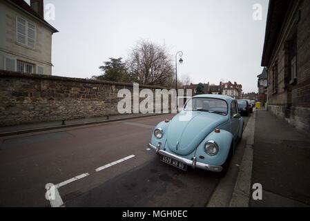 1960 Hellblau Volkswagen Käfer bis geparkt auf einem alten Straße in Paris (Käfer auf der Straße geparkt) Stockfoto