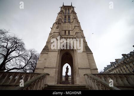 Ein Blick nach oben auf den Turm Saint-Jacques (Tour Saint-Jacques) in Paris. Die Ruinen und Überreste der Kirche von St. Jacques La Boucherie. Stockfoto