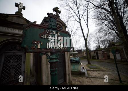 Hinweisschild für die verschiedenen Abschnitte der Friedhof Père-Lachaise in Paris mit Angabe der verschiedenen Reihen von Gräbern und Grabsteinen. Stockfoto