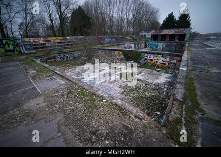 Historische verlassene Schwimmbäder in Compiegne, Frankreich. Die alten Bäder haben dem Verfall überlassen worden und Graffiti zu sammeln. Stockfoto