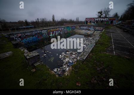 Piscine abandonnée Compiegne, die verlassenen Schwimmbad zum Zerfall jetzt in Graffiti bedeckt Links Stockfoto