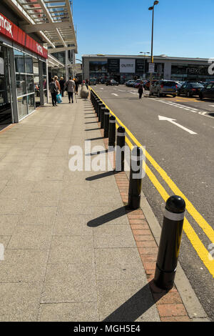 Poller außerhalb eines Store auf eine Retail Park entworfen, um ram Räuber verhindern Stockfoto