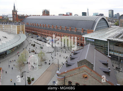 Hohe Aussicht auf die St. Pancras Station, London. Zeigt alte Station (Mitte) neue Erweiterung (rechts) & neue Kings Cross Bahnhofshalle und Piazza (Center & Links) Stockfoto