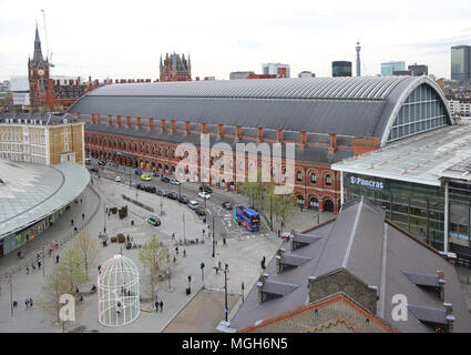 Hohe Aussicht auf die St. Pancras Station, London. Zeigt alte Station (Mitte) neue Erweiterung (rechts) & neue Kings Cross Bahnhofshalle und Piazza (Center & Links) Stockfoto