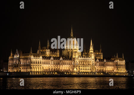 Ungarisches Parlament (orszaghaz) in Budapest, die Hauptstadt Ungarns, während eine dunkle Nacht. Das Parlament, einer gotischen Stil, ist das am meisten iconi Stockfoto