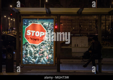 BUDAPEST, Ungarn - April 7, 2017: Anti Einwanderung Poster von Viktor Orbán-Regierung in den Straßen von Budapest während der allgemeinen Wahlen 2018 c Stockfoto