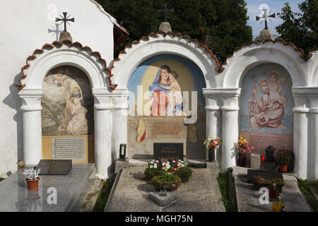 Beerdigung Kapellen mit Wandmalereien auf dem Dorffriedhof in Albrechtice nad Vltavou in Südböhmen, Tschechien. Todesangst im Garten, Madonna mit Kind und Heiligen Christophorus sind in den Kapellen von links nach rechts dargestellt. Beerdigung Kapellen auf dem Friedhof an der Wand platziert wurden mit Wandmalereien in den 1840er Jahren von den lokalen Malers František Mikule mit Pfarrer Vít Cíza, der auch Gedichte für jedes Wandbild aus durchgeführt. Die Wandmalereien wurden mehrmals während des 19. und 20. Jahrhundert neu gestrichen und vollständig von dem Team unter der Leitung von Jitka Musilová in 2010-2013 restauriert. Stockfoto