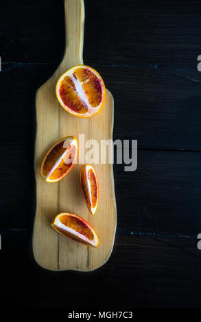 Schichten organischer rot orange Frucht auf schöne rustikale Schneidbrett mit Kopie Raum Stockfoto