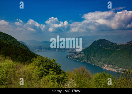 Eine schöne Aussicht auf Lugano und den See vom Belvedere, Lanzo d'Intelvi, Como, Italien, im Frühling Stockfoto