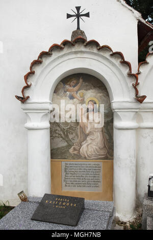 Todesangst im Garten. Wandmalerei in der Grabkapelle auf dem Dorffriedhof in Albrechtice nad Vltavou in Südböhmen, Tschechien. Beerdigung Kapellen auf dem Friedhof an der Wand platziert wurden mit Wandmalereien in den 1840er Jahren von den lokalen Malers František Mikule mit Pfarrer Vít Cíza, der auch Gedichte für jedes Wandbild aus durchgeführt. Die Wandmalereien wurden mehrmals während des 19. und 20. Jahrhundert neu gestrichen und vollständig von dem Team unter der Leitung von Jitka Musilová in 2010-2013 restauriert. Stockfoto