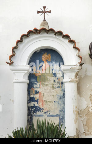 Der hl. Barbara in der Wandmalerei in der Grabkapelle auf dem Dorffriedhof in Albrechtice nad Vltavou in Südböhmen, Tschechien. Beerdigung Kapellen auf dem Friedhof an der Wand platziert wurden mit Wandmalereien in den 1840er Jahren von den lokalen Malers František Mikule mit Pfarrer Vít Cíza, der auch Gedichte für jedes Wandbild aus durchgeführt. Die Wandmalereien wurden mehrmals während des 19. und 20. Jahrhundert neu gestrichen und vollständig von dem Team unter der Leitung von Jitka Musilová in 2010-2013 restauriert. Stockfoto