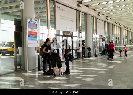 Den internationalen Flughafen Palma, Mallorca, Balearen, Spanien. April 2018 Abreise Check-in Terminal außen auf einem oberen Stockwerk Stockfoto