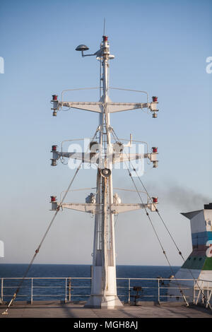 Farbbild des einige Antennen auf dem Deck ein Passagierschiff. Stockfoto