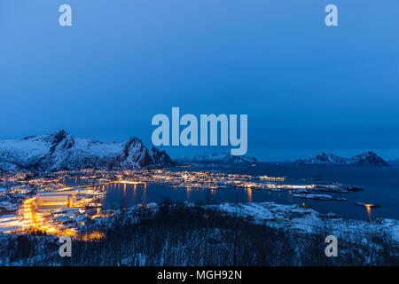 Luftaufnahme von Leknes, Lofoten, Norwegen in der Abenddämmerung Stockfoto