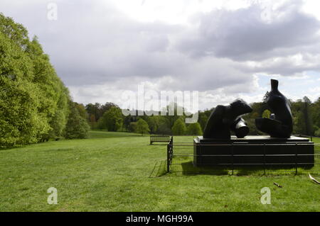 Henry Moore Skulptur namens zwei Stück liegende Abbildung in Hampstead Heath, London Uk. Stockfoto