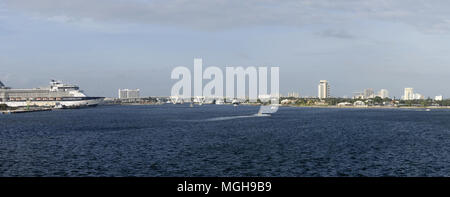 Panoramablick auf die lange Brücke über Wasser, Fort Lauderdale, Florida, USA Stockfoto