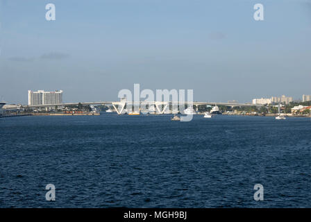 Lange Brücke über Wasser, Fort Lauderdale, Florida, USA Stockfoto