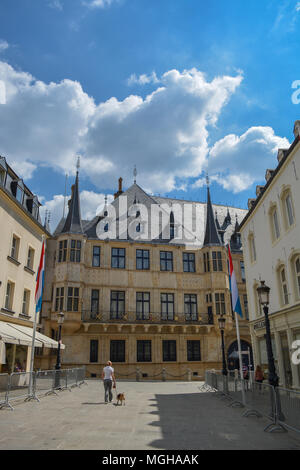 Alte Straße mit Gebäuden und Menschen, in der Mitte der Stadt Luxemburg. Stockfoto