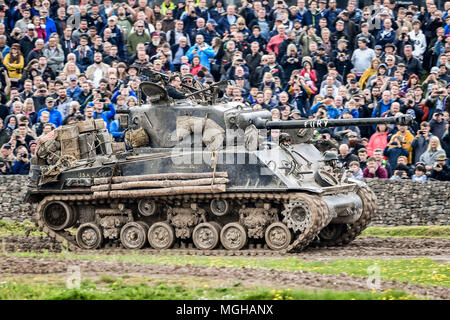 Ein M4A2(76) HVSS Sherman Tank fährt um den Panzerkurs im Tank Museum in Bovington, Dorset, während die Attraktion den "Tiger Day" veranstaltet, um den 75. Jahrestag der weltweit einzigen funktionierenden Tiger Tank-Gefangennahme im Jahr 1943 in der tunesischen Wüste zu begehen. Stockfoto