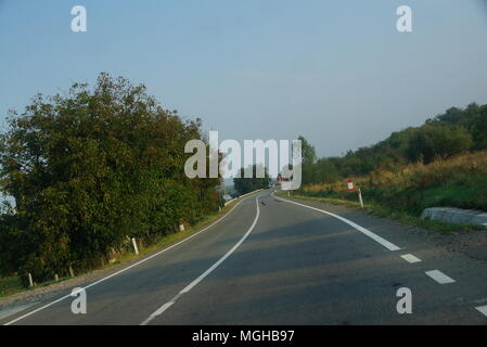 Kurvenreiche Straße in Richtung schiefe Horizont führende Stockfoto
