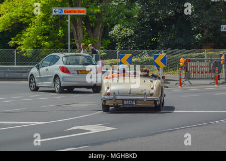 Alte Paar fahren Oldtimer auf der Stadt Luxemburg Stockfoto