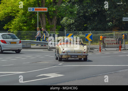 Alte Paar fahren Oldtimer auf der Stadt Luxemburg Stockfoto