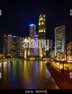 Singapur, Singapur - 18 April 2018: Ansicht am Boat Quay Street bei Nacht, der das Wahrzeichen von Singapur Stockfoto