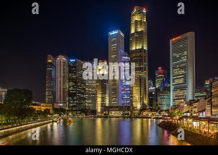 Singapur, Singapur - 18 April 2018: Ansicht am Boat Quay Street bei Nacht, der das Wahrzeichen von Singapur Stockfoto