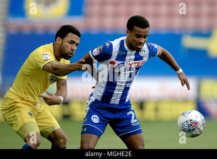 Von Wigan Athletic Nathan Byrne (rechts) und der AFC Wimbledon Andy Barcham Kampf um den Ball während der Sky Bet League eine Übereinstimmung bei der DW Stadium, Wigan. Stockfoto