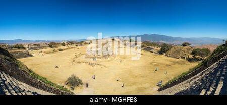 Monte Alban, Oaxaca, Mexiko, Südamerika: [größten Ruinen der antiken Zapotec Stadt an der Spitze des Berges, der UNESCO archäologischen Sitzen Stockfoto