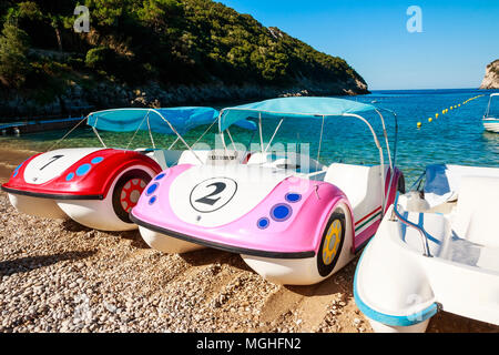Bunte Tretboote auf einem wunderschönen tropischen Strand. Zeile Katamaran auf dem Meer. Pedal Katamaran Boote auf einem Meer Küste. Sommer Urlaub Konzept Stockfoto