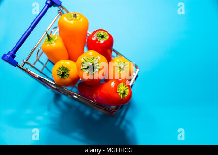 Süße Paprika auf blauem Hintergrund isoliert. Selektive konzentrieren. Gesunde Ernährung Essen Konzept. An Gewicht verloren. Platz kopieren Stockfoto