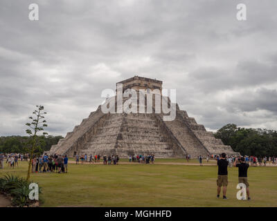 Chichen Iza, Mexiko, Südamerika: [El Castillo, Tempel des Kukulcan Pyramide, Ruinen der Maya Stadt Chichen Itza in der Yucatan Halbinsel Stockfoto