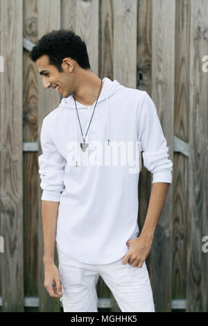 Junge moderne Trendy modische nahen östlichen Indischen männliches Modell Lachen und posiert in der Natur im Park für Portrait Kopf Schüsse Stockfoto