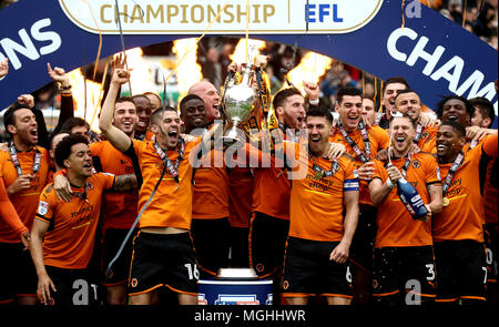 Wolverhampton Wanderers' Conor Coady (links) und Wolverhampton Wanderers" Danny Batth (rechts) feiert mit der Trophäe nach dem Himmel Wette Meisterschaft Gleiches an Molineux, Wolverhampton. Stockfoto