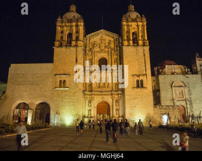 Oaxaca, Mexiko, Südamerika: [Kirche von Santo Domingo de Guzmán, Nacht Panoramablick von der geschäftigen Straße] Stockfoto