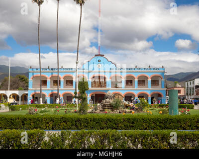 Santa Maria Del Tule, Oaxaca, Mexiko, Südamerika: [Rathaus und Kirche mit Arbol de Tule, der größten Zypern Baum] Stockfoto