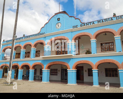 Santa Maria Del Tule, Oaxaca, Mexiko, Südamerika: [Rathaus und Kirche mit Arbol de Tule, der größten Zypern Baum] Stockfoto