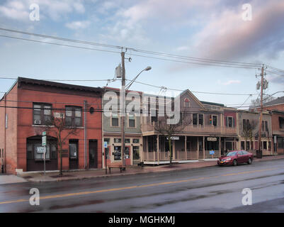 Camillus, New York, USA. April 28, 2018. Kleine Stadt von Camillus, NY, in New York, am frühen Morgen nach einem Regenschauer Stockfoto