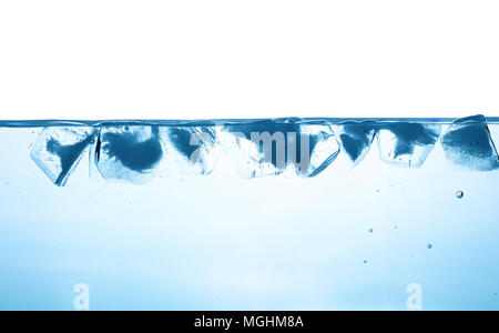 Schließen Sie das Wasser mit Eiswürfeln auf weißem Hintergrund, Low Angle Unterwasseransicht Stockfoto