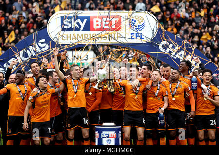 Wolverhampton Wanderers' Conor Coady (Mitte links) und Wolverhampton Wanderers" Danny Batth (Mitte rechts) feiern mit der Trophäe und Teamkollegen nach dem Himmel Wette Meisterschaft Gleiches an Molineux, Wolverhampton. Stockfoto