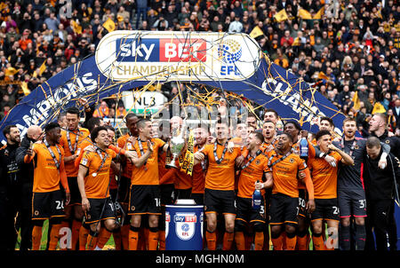 Wolverhampton Wanderers' Conor Coady (Mitte links) und Wolverhampton Wanderers" Danny Batth (Mitte rechts) feiern mit der Trophäe und Teamkollegen nach dem Himmel Wette Meisterschaft Gleiches an Molineux, Wolverhampton. Stockfoto