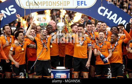 Wolverhampton Wanderers' Conor Coady (Mitte links) und Wolverhampton Wanderers" Danny Batth (Mitte rechts) feiern mit der Trophäe und Teamkollegen nach dem Himmel Wette Meisterschaft Gleiches an Molineux, Wolverhampton. Stockfoto