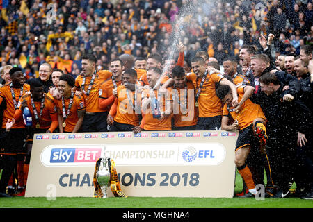 Wolverhampton Wanderers Spieler feiern mit Champagner und die Trophäe, während der Himmel Wette Meisterschaft Gleiches an Molineux, Wolverhampton. Stockfoto