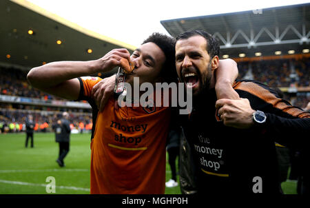 Wolverhampton Wanderers' Helder Costa und Trainer Joao Lapa (rechts) feiern, nachdem der Himmel Wette Meisterschaft Gleiches an Molineux, Wolverhampton. PRESS ASSOCIATION Foto. Bild Datum: Samstag, 28. April 2018. Siehe PA-Geschichte Fussball Wölfe. Photo Credit: Tim Goode/PA-Kabel. Einschränkungen: EDITORIAL NUR VERWENDEN Keine Verwendung mit nicht autorisierten Audio-, Video-, Daten-, Spielpläne, Verein/liga Logos oder "live" Dienstleistungen. On-line-in-Verwendung auf 75 Bilder beschränkt, kein Video-Emulation. Keine Verwendung in Wetten, Spiele oder einzelne Verein/Liga/player Publikationen. Stockfoto