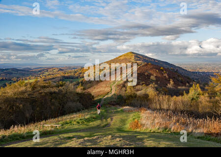 Beeindruckende ridge Line der Malvern Hills, Worcestershire, England, mit einer Person zu Fuß über einen Fußweg bis zum Gipfel. Umgebung Stockfoto