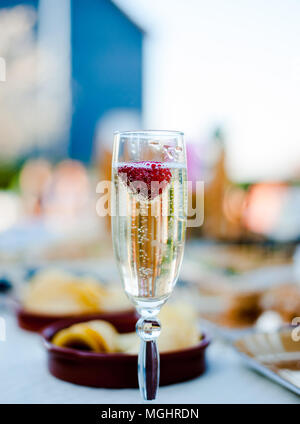 Schließen Sie ein Glas Champagner mit Erdbeeren Stockfoto