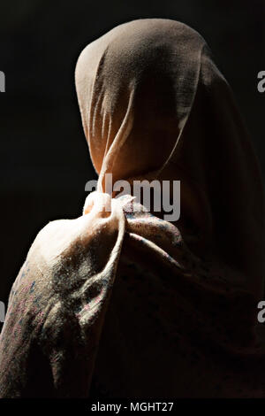 Muslimische Frau im Schal im Iran Stockfoto