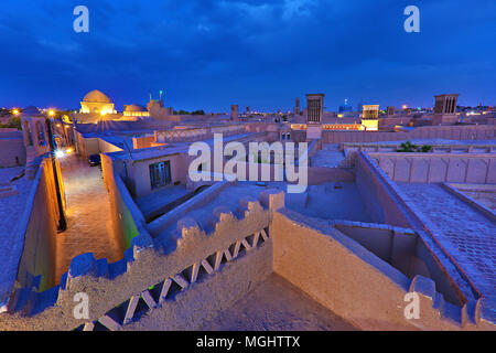 Blick über die Altstadt von Yazd, im Iran, in der GÖTTERDÄMMERUNG. Stockfoto