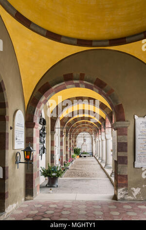 Innichen, Italien - Dezember 25, 2016: Galerie von Arkaden und Kolonnaden auf dem Friedhof von Innichen, Italien. Stockfoto